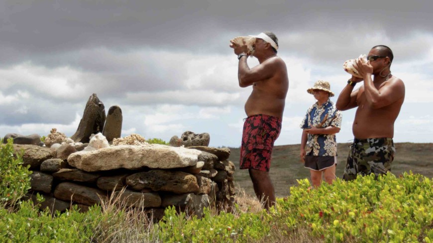 Offering hoʻokupu at the Ahu atop Moaʻulanui.