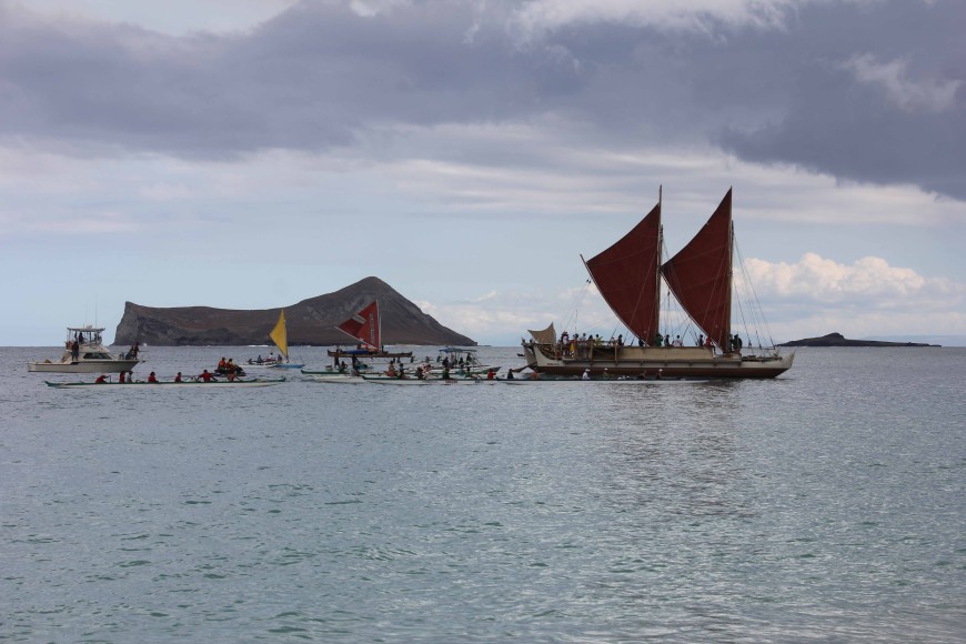Dozens gathered to welcome Hōkūleʻa to Waimanalo.