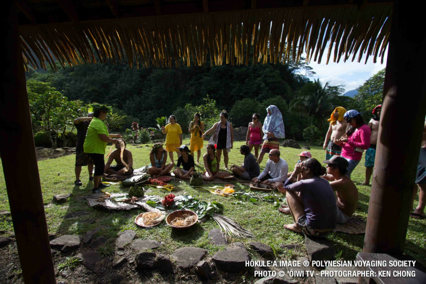 Pvs Crewmembers learn about traditional Tahitian dying techniques