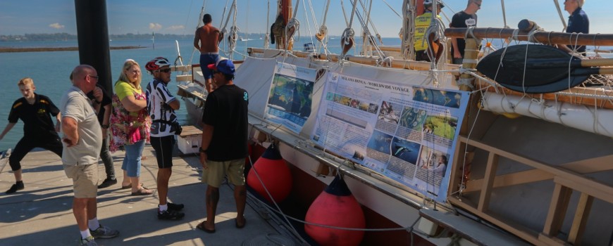 Waʻa tours in Raby Bay.